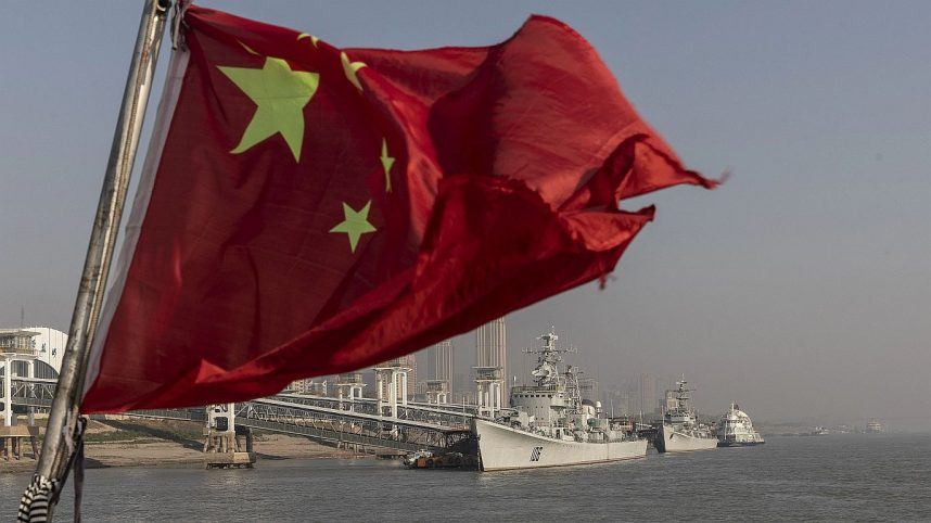 中国国旗在船上飘扬