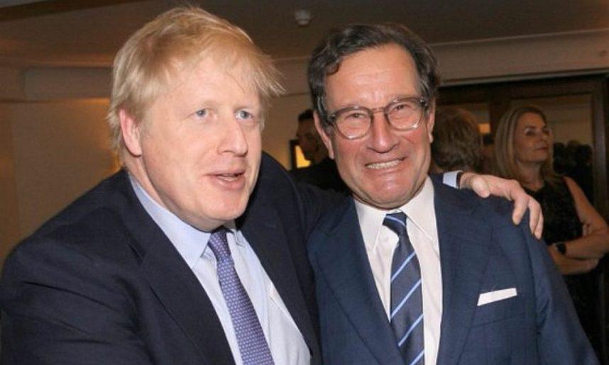 理查德·德斯蒙德（右）与前英国首相鲍里斯·约翰逊
